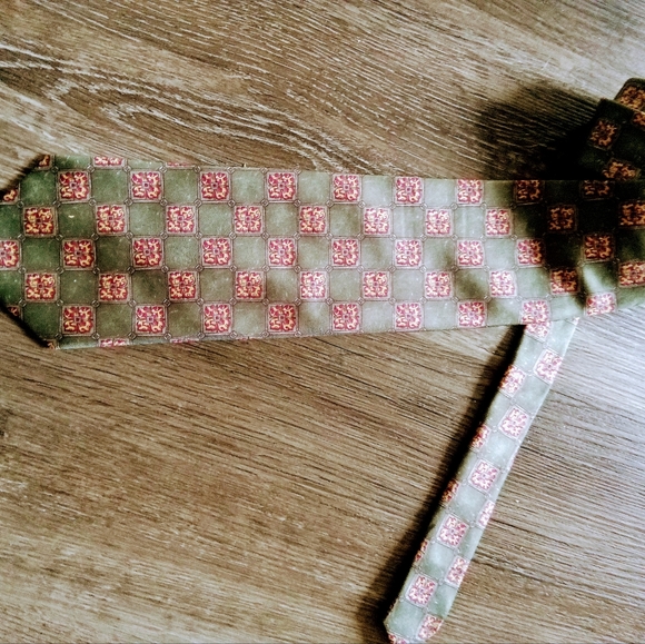 Van Heusen classic tie. All silk made in Mexico, green and golden. $19 - Picture 3 of 5